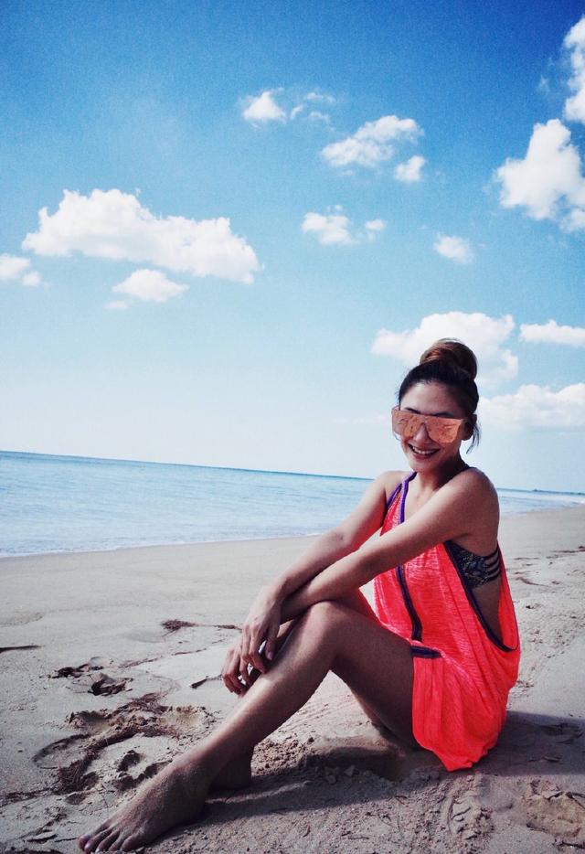 应采儿晒泳装美照大秀身材,肤色却成亮点,网友:陈小春偷着乐吧