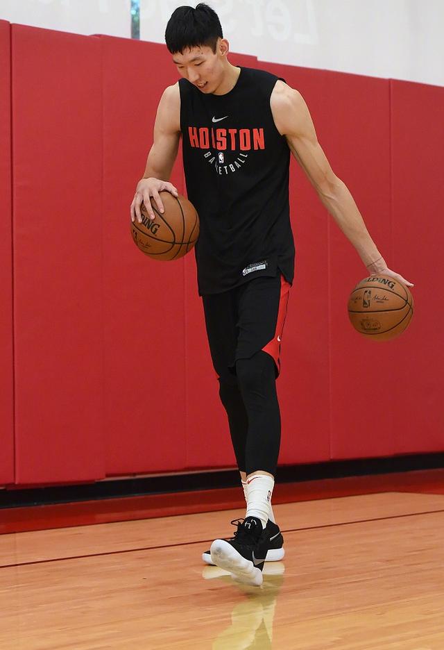 周琦日常训练照,照片中周琦在练习运球技术增加球感!