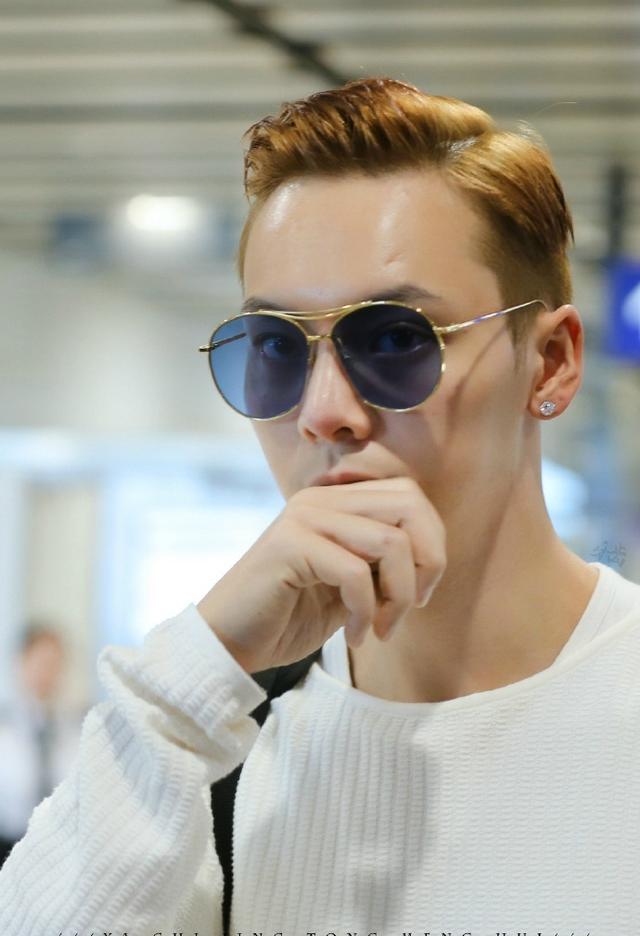 陈伟霆休闲装扮现身机场,墨镜加大白牙帅气十足!