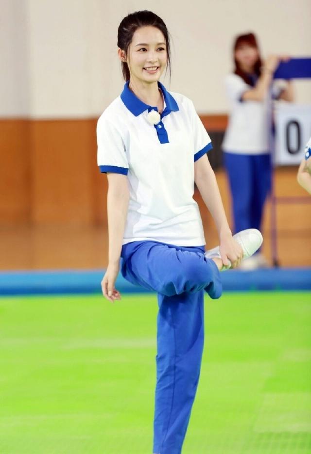 27岁李沁穿上校服,秒变逆龄少女,网友:真的好像大学生!