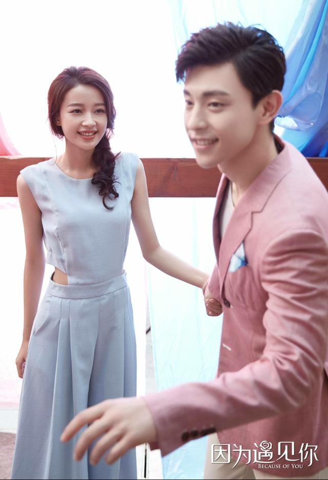 邓伦和李沁合拍电视剧网友回应你是不是傻那是孙怡好嘛