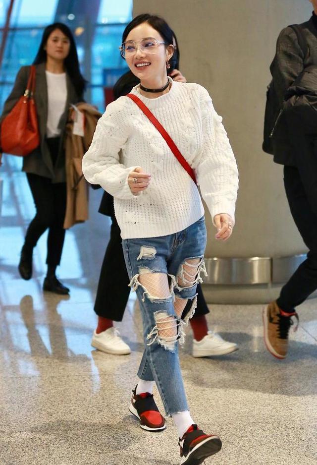 李小璐网状破洞牛仔裤确实比较夸张,这条裤子不是一般明星都敢穿出来