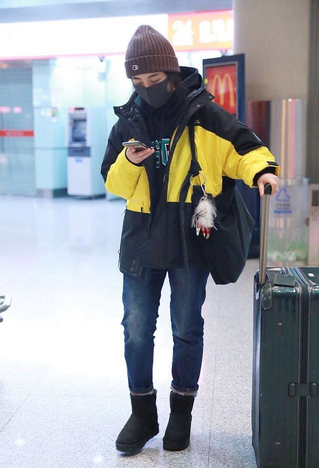 16岁张子枫终于脱下高跟鞋机场一双平底棉靴重回青春美少女