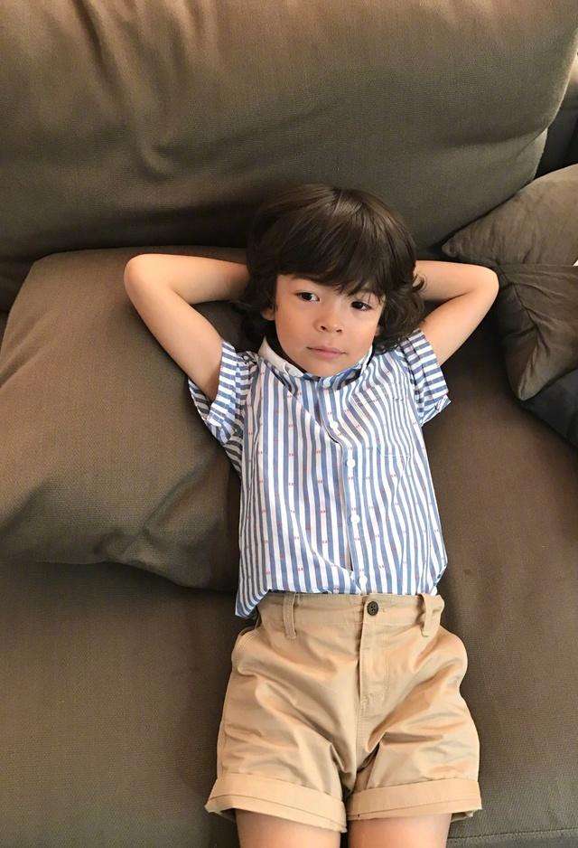 吕燕的长相在国内一直有很大的争议,他的儿子到底长得好不好看,网友也