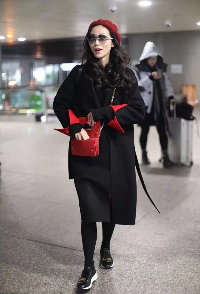 35岁韩雪现身机场,穿黑色大衣搭贝雷帽,冬天这样穿美的出众!