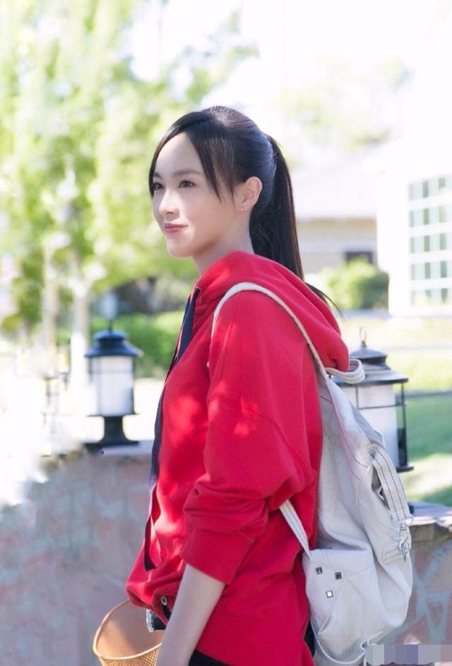 35岁的唐嫣穿上红妆太美,小她3岁的杨幂站在她身边直接被秒杀