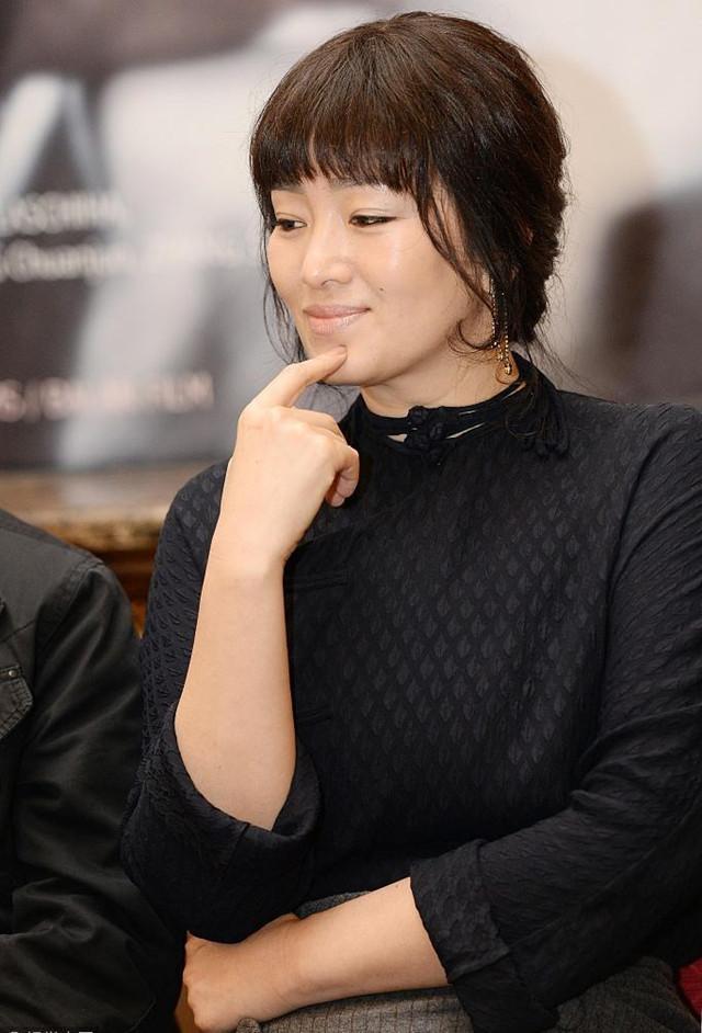 巩俐不过是剪了个齐刘海,不仅气质没了,大妈味都跑出来了!