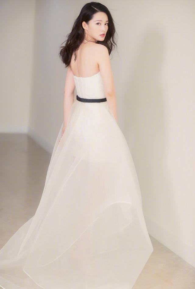 穿白色裙子的李沁美炸了,李易峰都要后悔了,网友:我要娶她