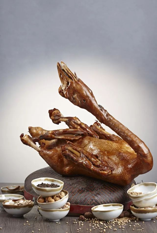 整整一只有"世界鹅王"之称的澄海狮头鹅,想想小编就馋得直流口水.