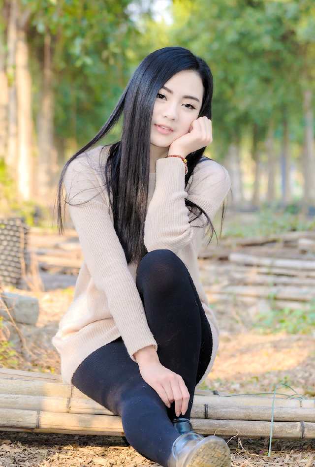 冬日阳光下一个长发飘飘的青春美丽女孩