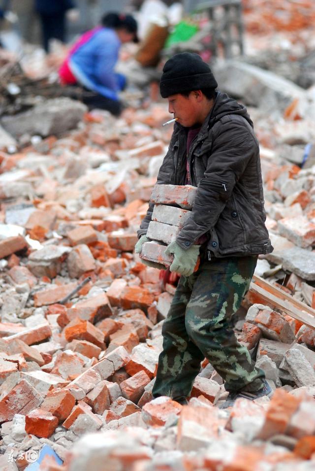 一次我偷偷逃学跟着哥哥去了城里,没想到他在工地上当小工,帮人家搬砖