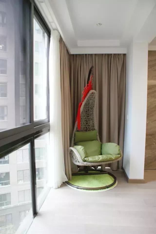 客厅的背景墙采用瓷砖铺贴,简约大方质感十足.