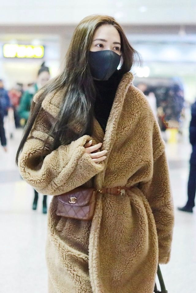 郭碧婷穿毛绒大衣现身机场,网友:即使穿的厚重,仍然柔情万种!