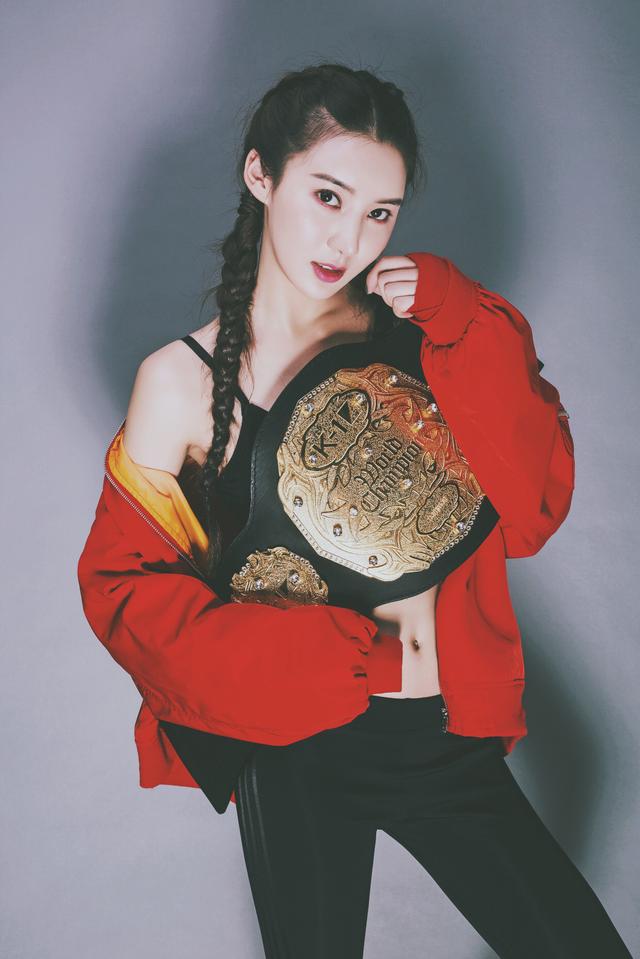 搏击女神心仪一龙?错!萌萌鲜花送魏锐,勇士回赠金腰带!