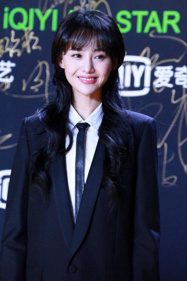 郑爽穿上黑西装打上小领结 大玩中性风帅到没朋友_新浪看点