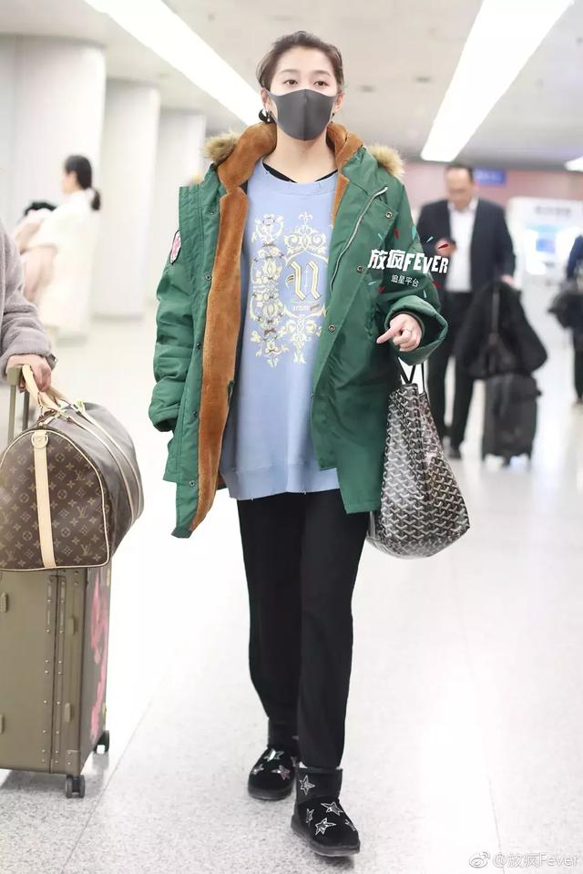 关晓彤机场街拍走路姿势像孕妇,包上的绿夹子