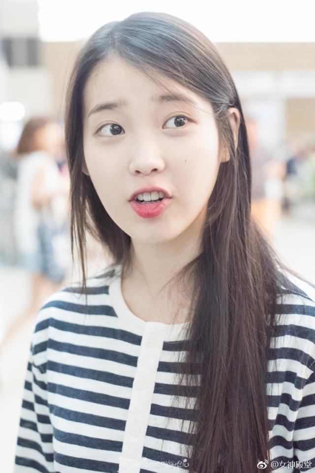 iu街拍花絮,身着口角条纹t恤加黑色短裙,小姑娘长发飘飘,很心爱哦