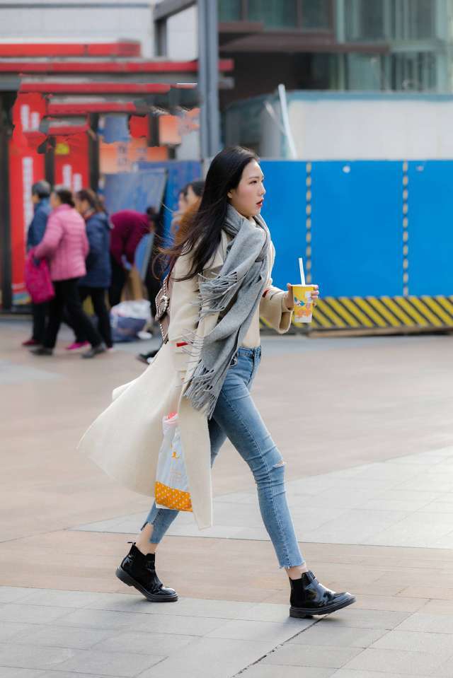 成都街头美女如云,最后两位小姐姐像跌落凡间的仙女