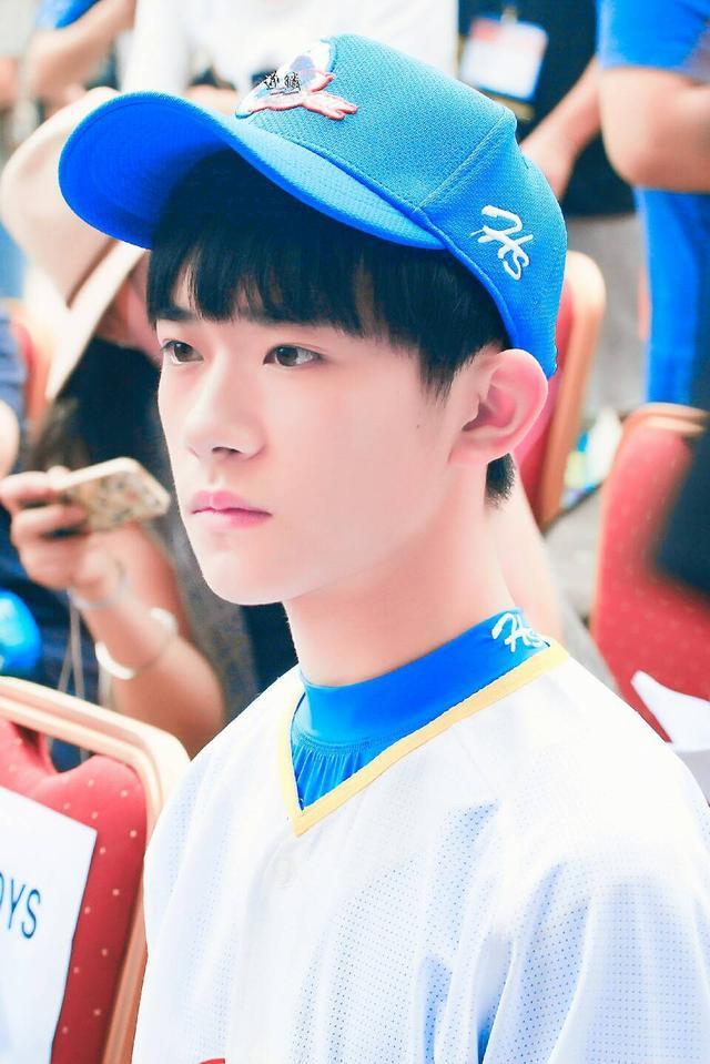 13岁的易烊千玺成为了嘉禾舞蹈社最小的公开课老师,还是小孩子的他在