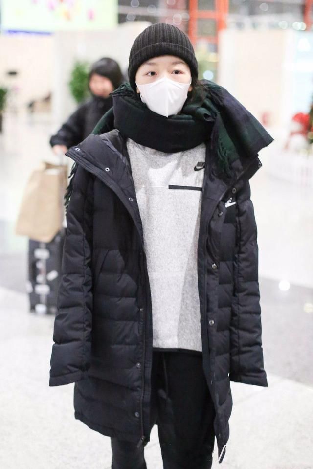 正文            周冬雨在冬天还是很注重保暖的,黑色蓬松羽绒服,搭配