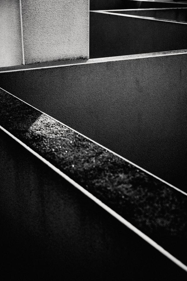 今天先跟大家分享我最近拍摄的一组低中调的照片,低中调通常可以给人