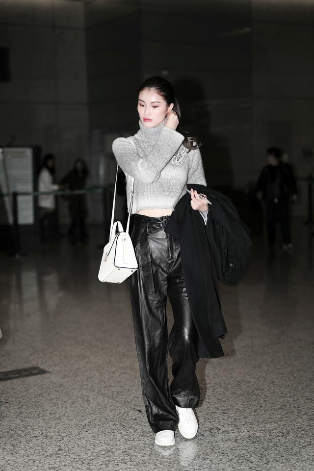 不妨学何穗穿阔脚皮裤,会很火的节奏哦