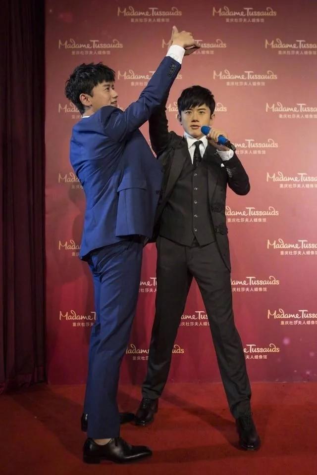 明星的蜡像太逼真了,鹿晗的嘴唇被亲掉颜色,张柏芝的衣服被掀起