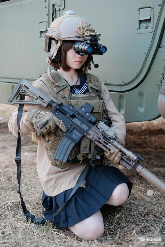 妹子这一身装备 你觉得能成功吃鸡吗