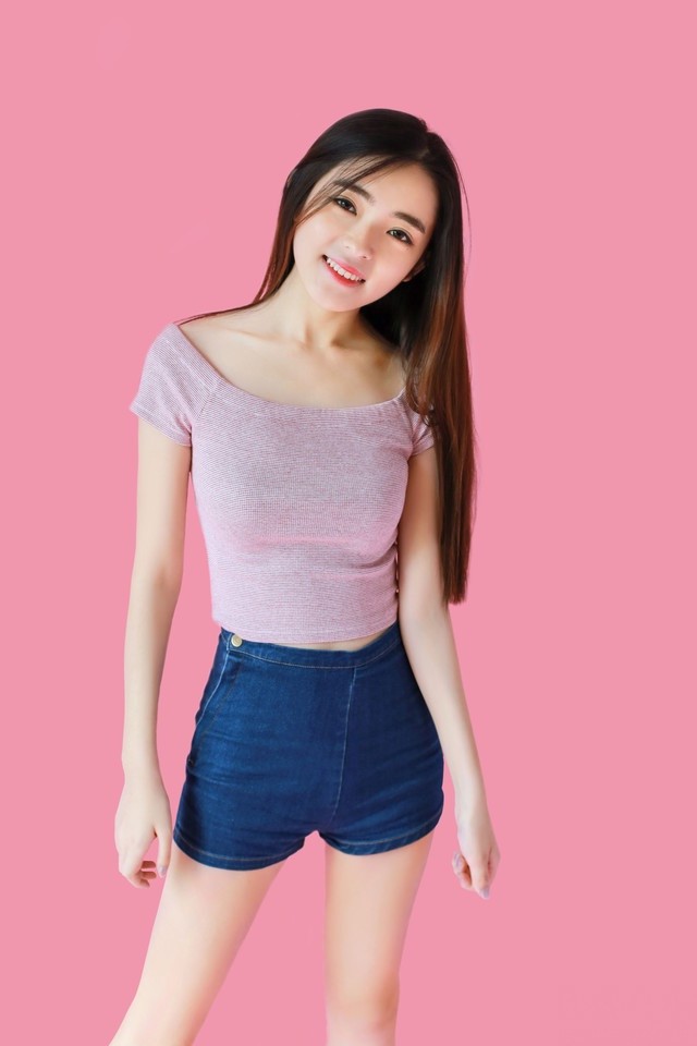 有点小巧可人而纯美清新的少女姑娘