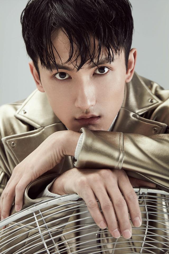 张峻鸣最新魅力质感大片 轮廓分明眼神坚毅