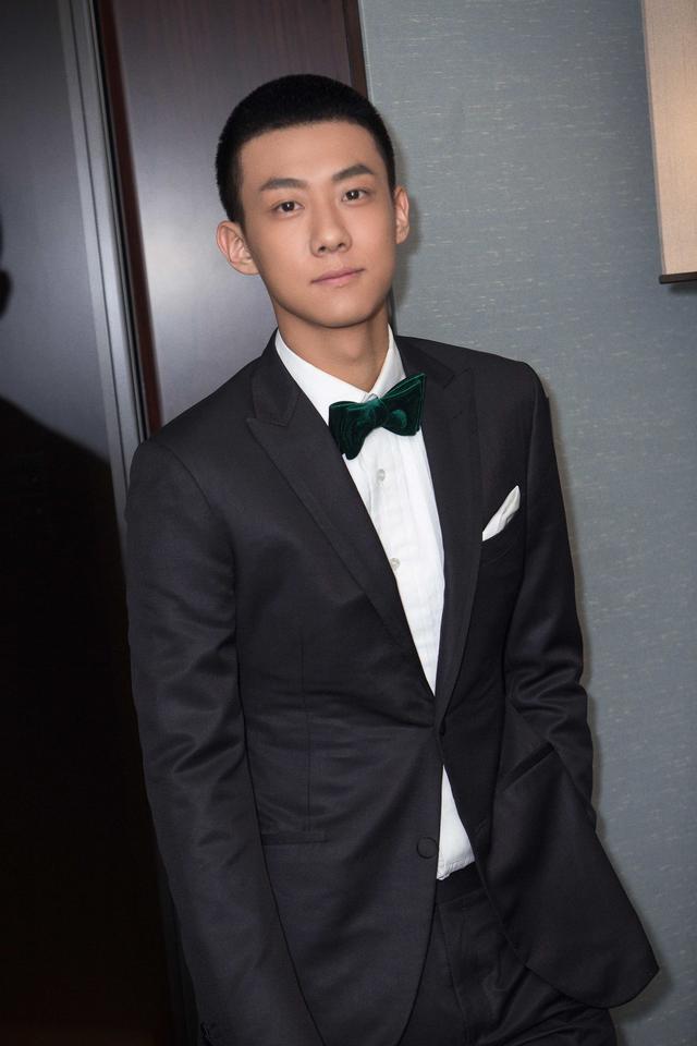 《小美好》高至霆出席活动 红毯一句话萌翻众人