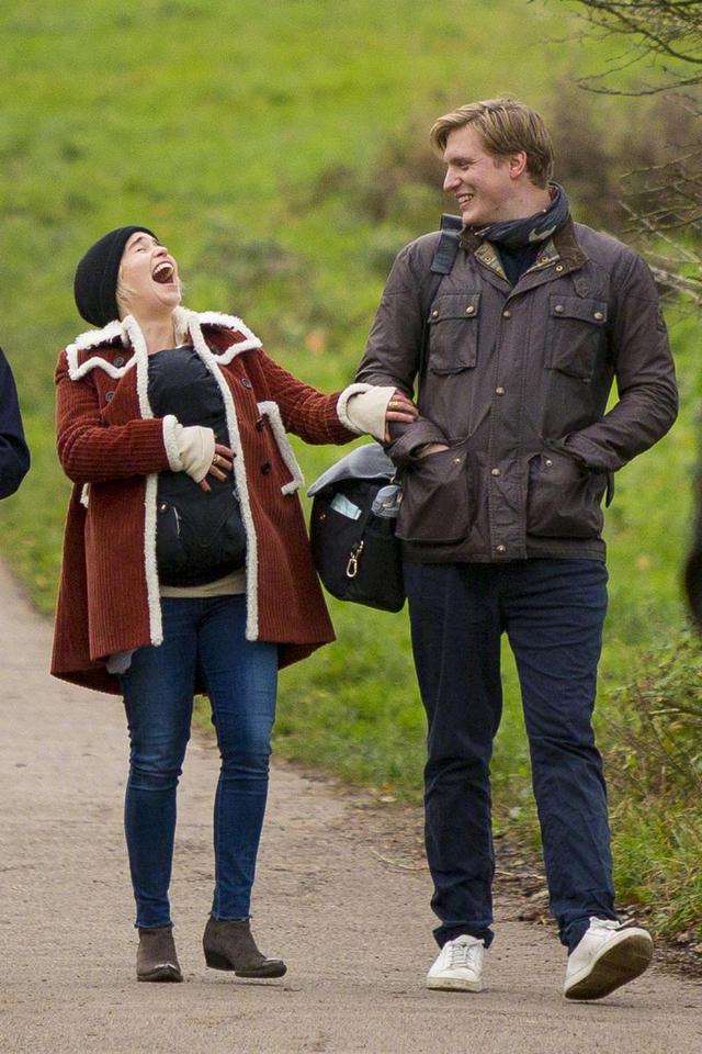 龙母怀抱婴儿笑得花容失色 脸微微发胖有些认不出