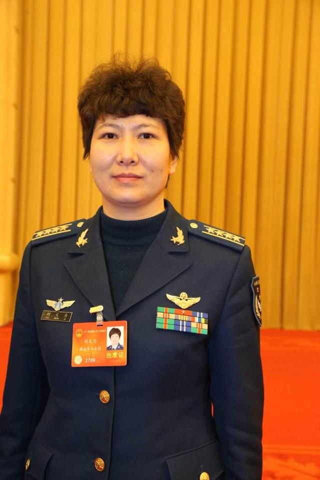 刘文力大校是中国第六期女飞行员群体的一员,作为网上盛赞的"最美女