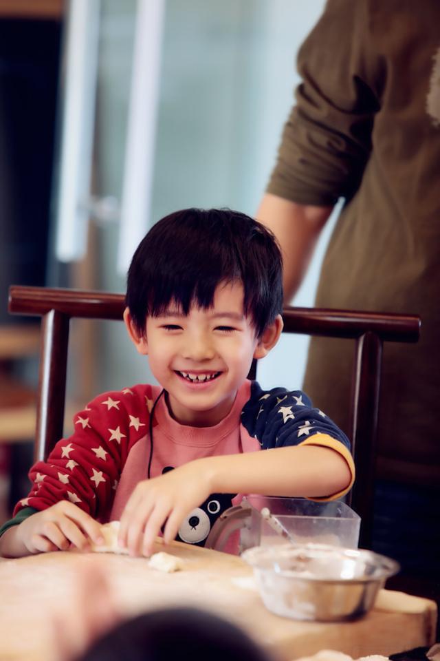 董洁与儿子包饺子过冬至8岁的顶顶灿烂笑容超帅