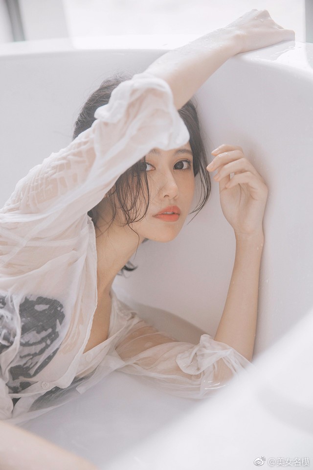 性感美女浴室湿身诱惑写真看着有一种让人心动的感觉