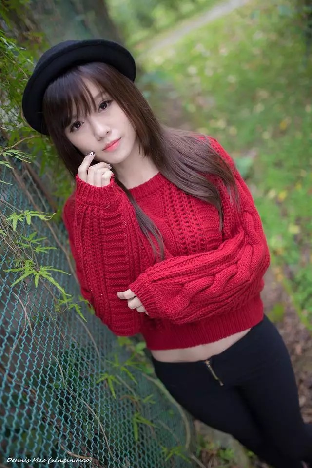 人像摄影穿红色毛衣的漂亮妹子
