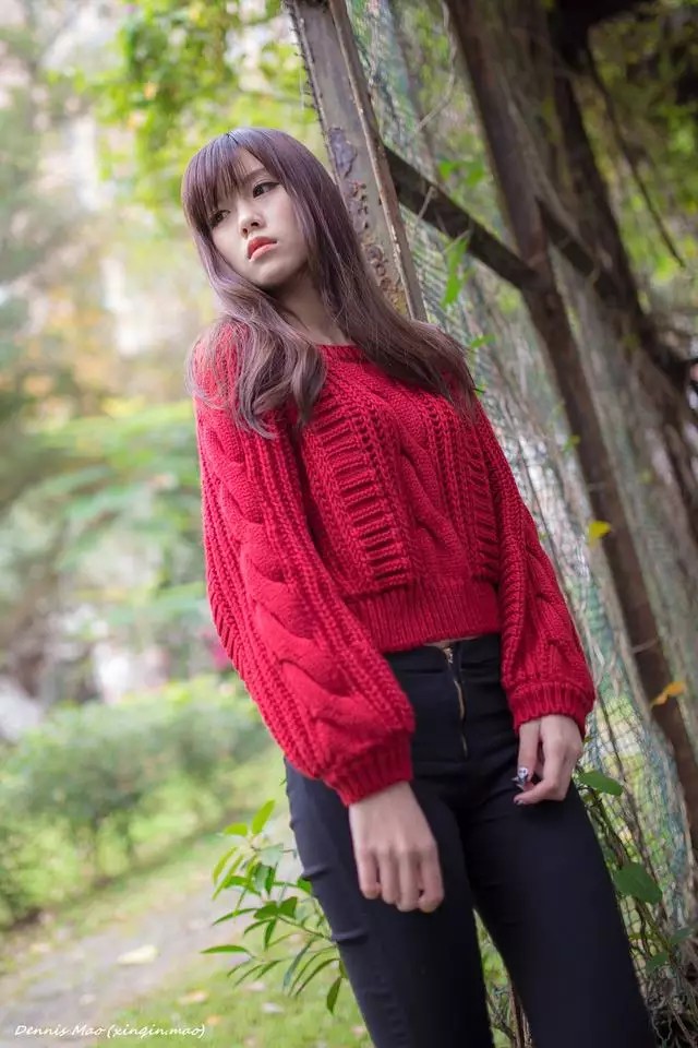 人像摄影穿红色毛衣的漂亮妹子