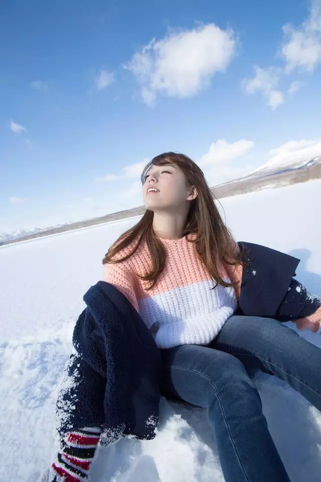 人像摄影冬季里玩雪漂亮的日本姑娘