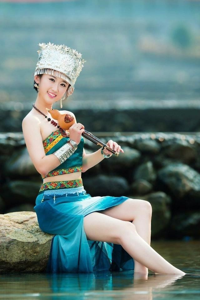 人像摄影漂亮的苗家女孩