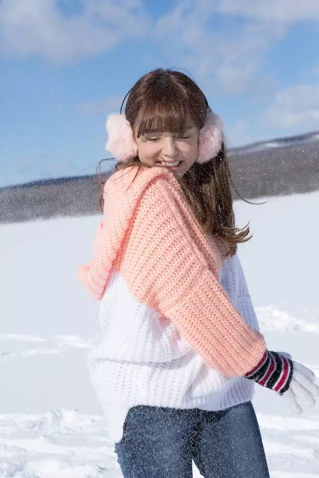 人像摄影冬季里玩雪漂亮的日本姑娘