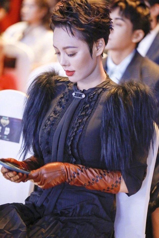 45岁宁静出席活动,头发越剪越短人网友直呼"冻龄女神",太美了