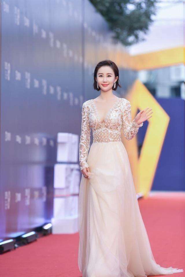 舒畅真空现身活动现场, "玉女"形象尽毁, 网友: 真是太拼了