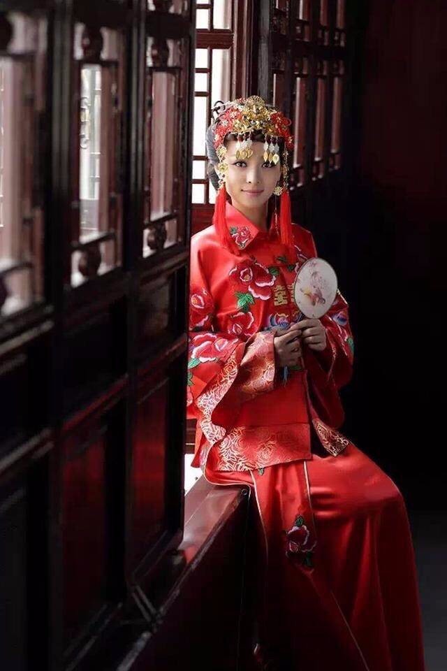 凤冠霞帔,红袄绣履.中国嫁衣之韵美.