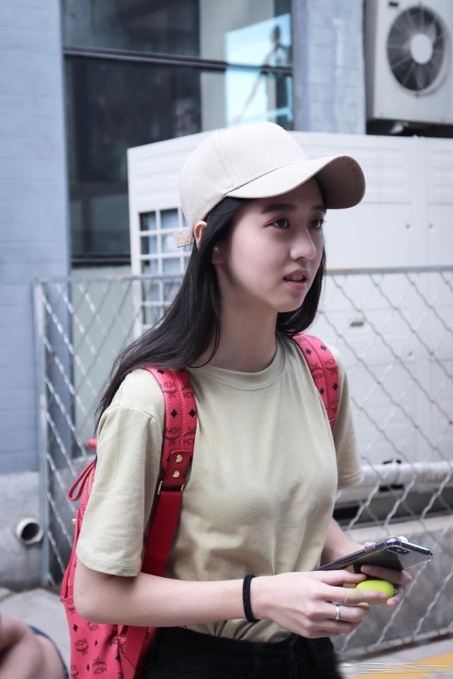 《青云志》主题曲演唱者李凯馨开学第一天晒校园拍照身材好人美