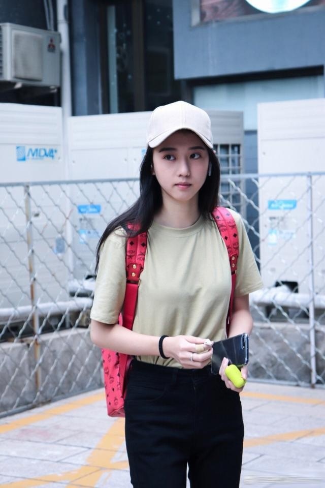 《青云志》主题曲演唱者李凯馨开学第一天晒校园拍照身材好人美