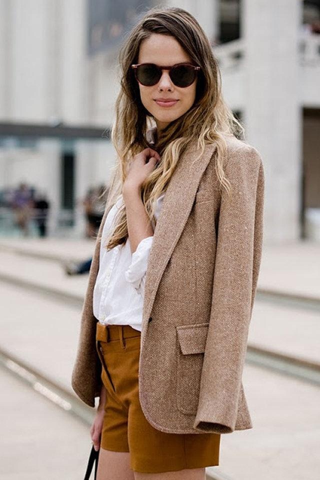 如何把外套披上你的肩膀上,显得更自然时尚呢?