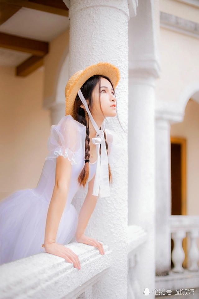 长发白裙文静美女清纯唯美眼神迷人