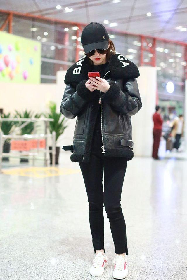 景甜身着黑色皮衣搭配小黑裤亮相机场 酷帅十足