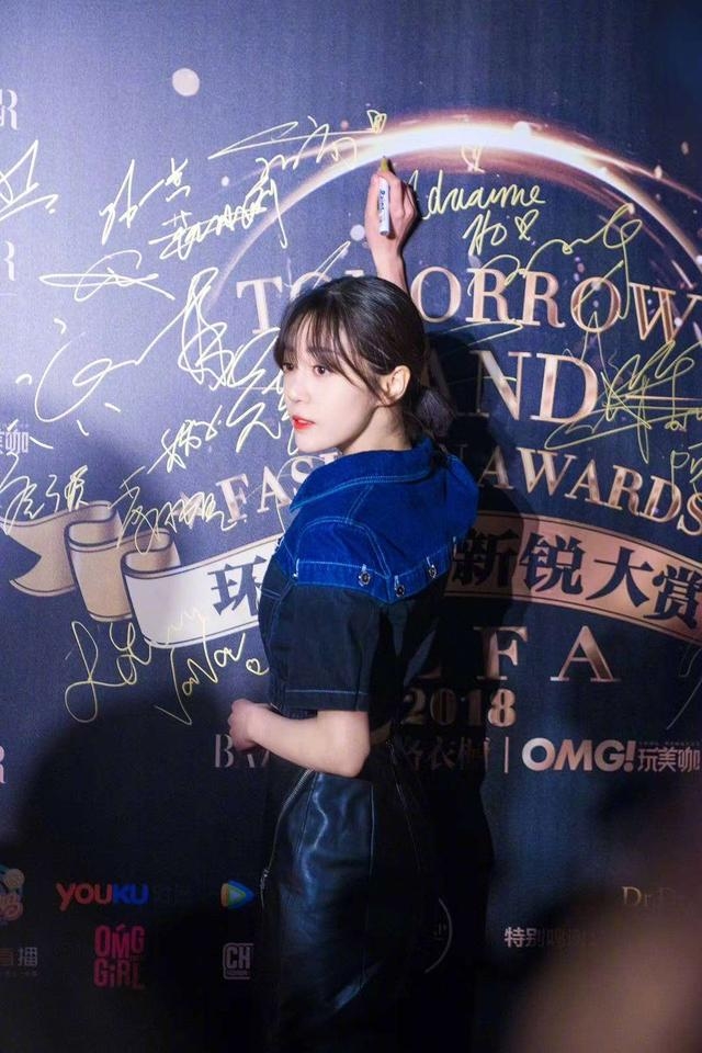 杨幂旗下艺人李溪芮利落清爽的发型令人羡慕的大长腿