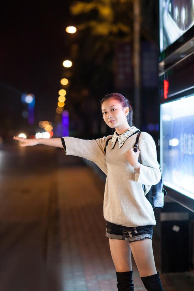 公交站牌下时尚清纯美女肤色蕾丝长袖上衣妞子热裤过膝靴美丽大方